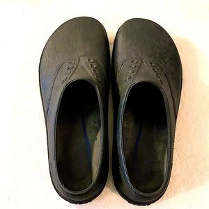 Klogs women’s footwear.